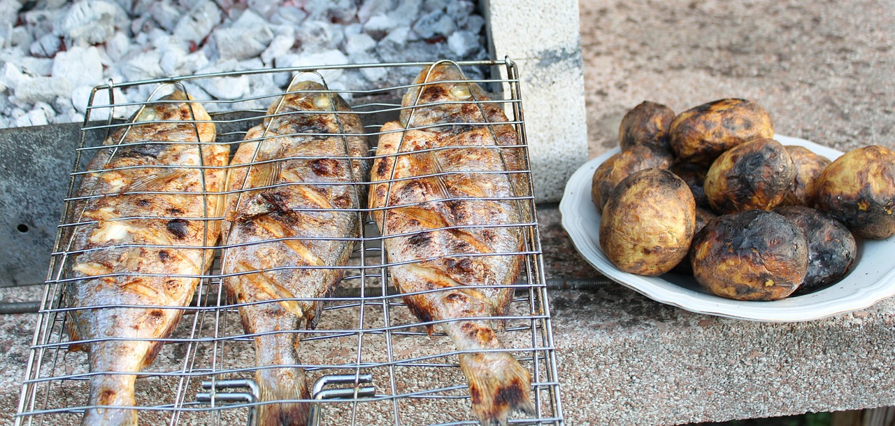 bbq, barbecue, grilled fish, fish, grilled potatoes, see bream, tasty, delicious, nature, nutrition, food, grill, healthy